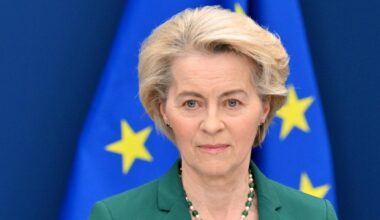 EU-Kommissionspräsidentin Ursula von der Leyen steht vor einer europäischen Flagge und schaut ernst.