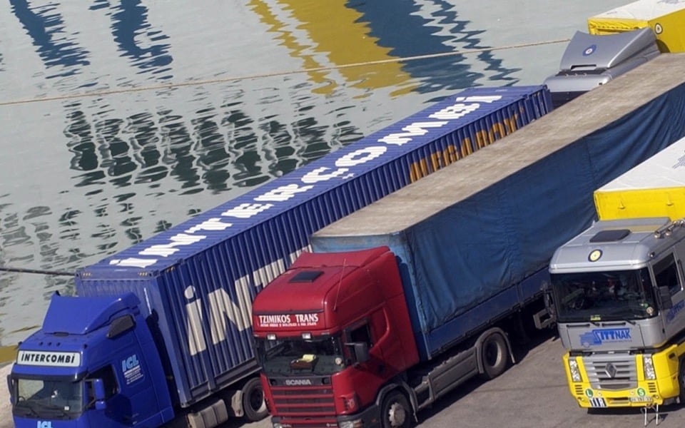 Trade deficit shrinks on oil prices