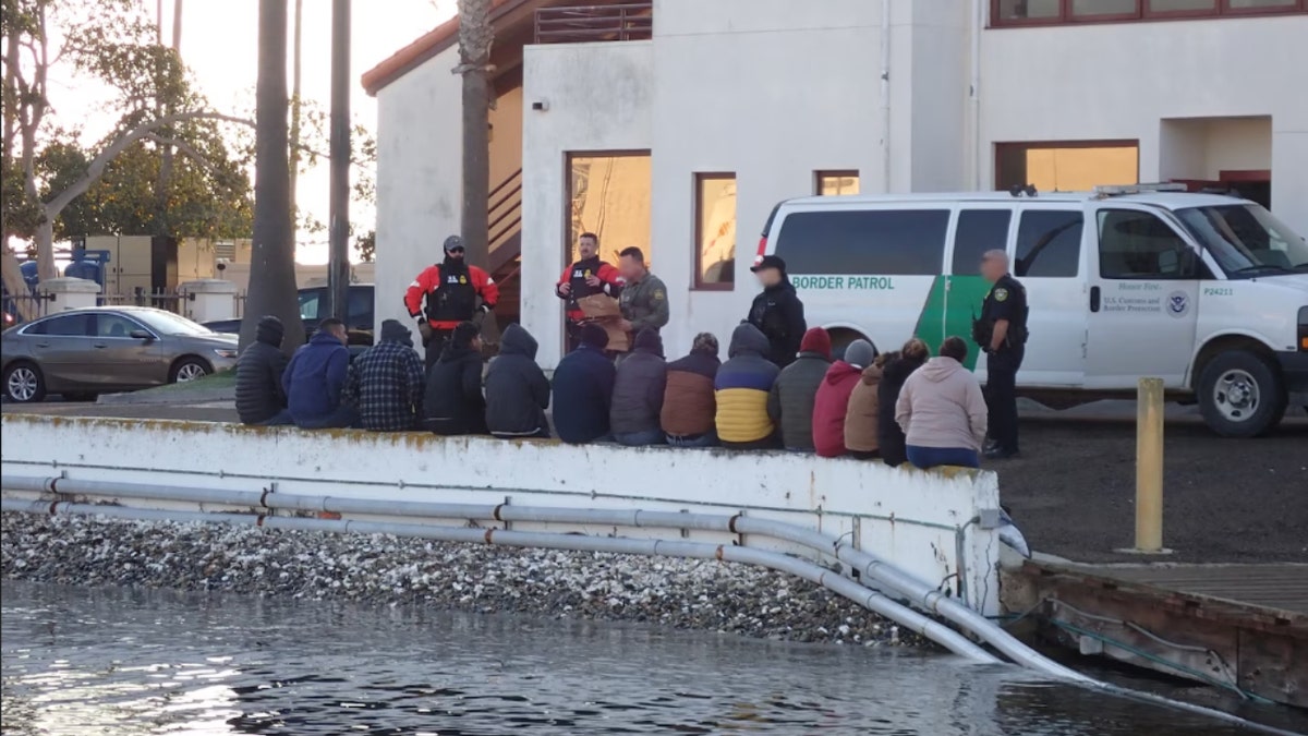 Krasta apsardze pārcēla cilvēkus uz CBP aizbildnību pēc tam, kad viņi mēģināja ienākt ASV nelegāli