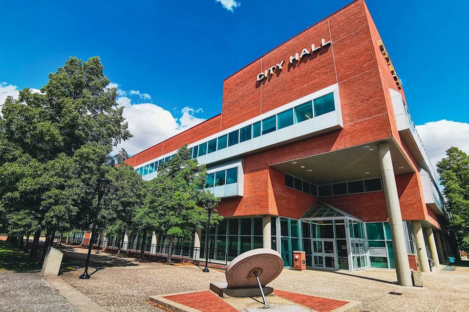Medicine Hat city council found that Mayor Linnsie Clark breached the city’s code of conduct bylaw in her treatment of the city manager at a council meeting last year.