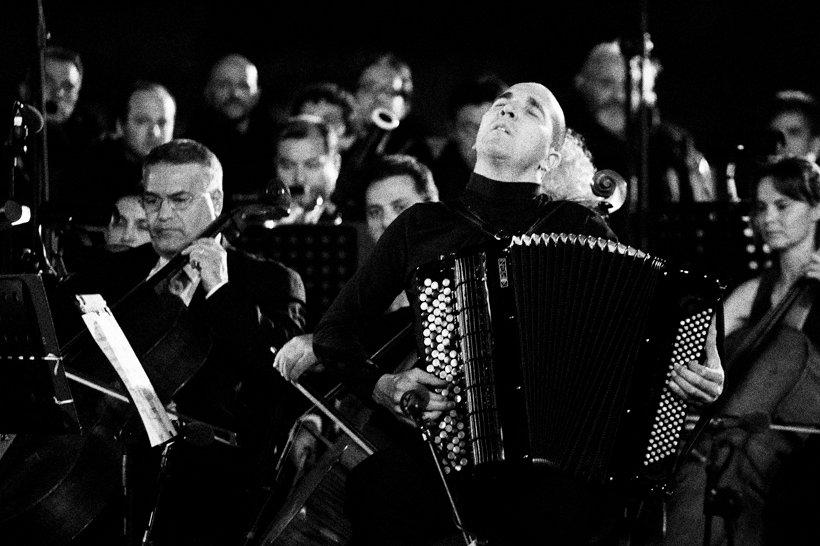 Special guest Mario Stefano Pietrodarchi will accompany the MPO with his bandoneon in Piazzolla's well-known tangos. Photo: Facebook