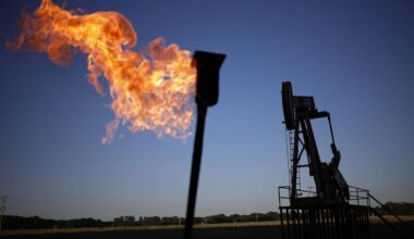 Oil Rises on Speculation Trump Plans to Sanction Russian Crude