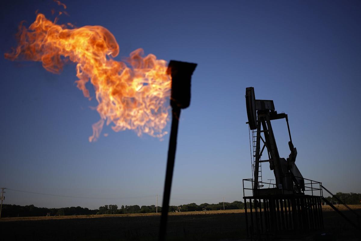 Oil Rises on Speculation Trump Plans to Sanction Russian Crude