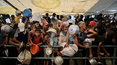 Des Palestiniens affamés lors d'une distribution de nourriture à Khan Younès dans la bande de Gaza le 22 juillet 2025.