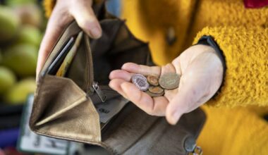 Almost one in three people in Switzerland are struggling with financial difficulties