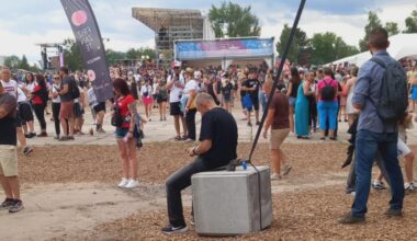 Babiš jako cool strejda na festivalech pro mladé? Ani náhodou, ve Frýdku-Místku byl jako kůl v plotě