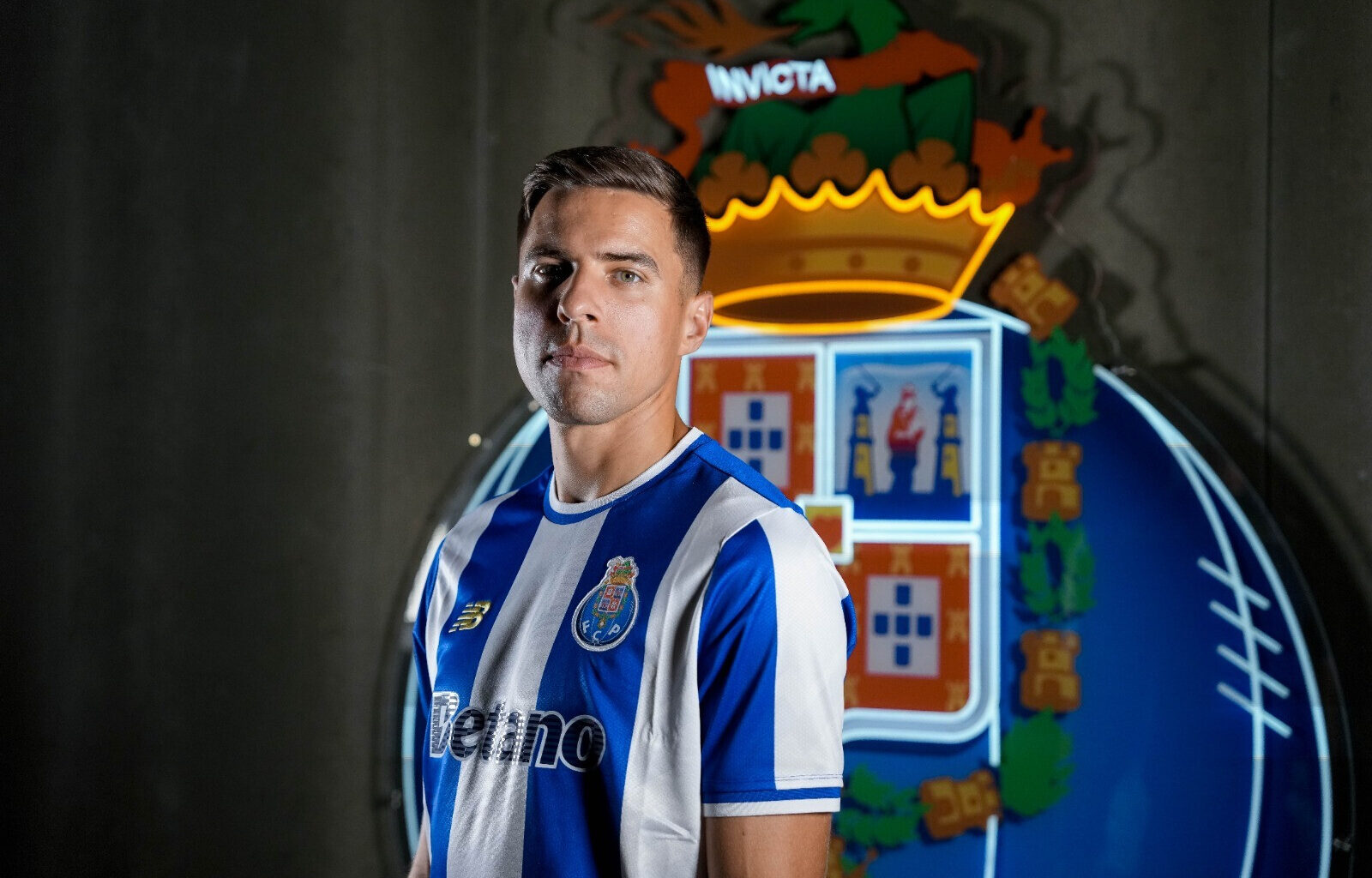 FC Porto oficializa contratação de Bednarek e revela valores do negócio