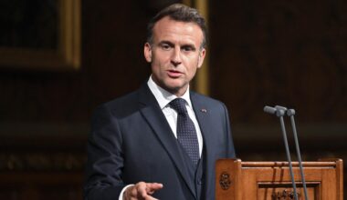 Frankreichs Präsident Macron steht hinter einem Rednerpult, er gestikuliert mit der rechten Hand.