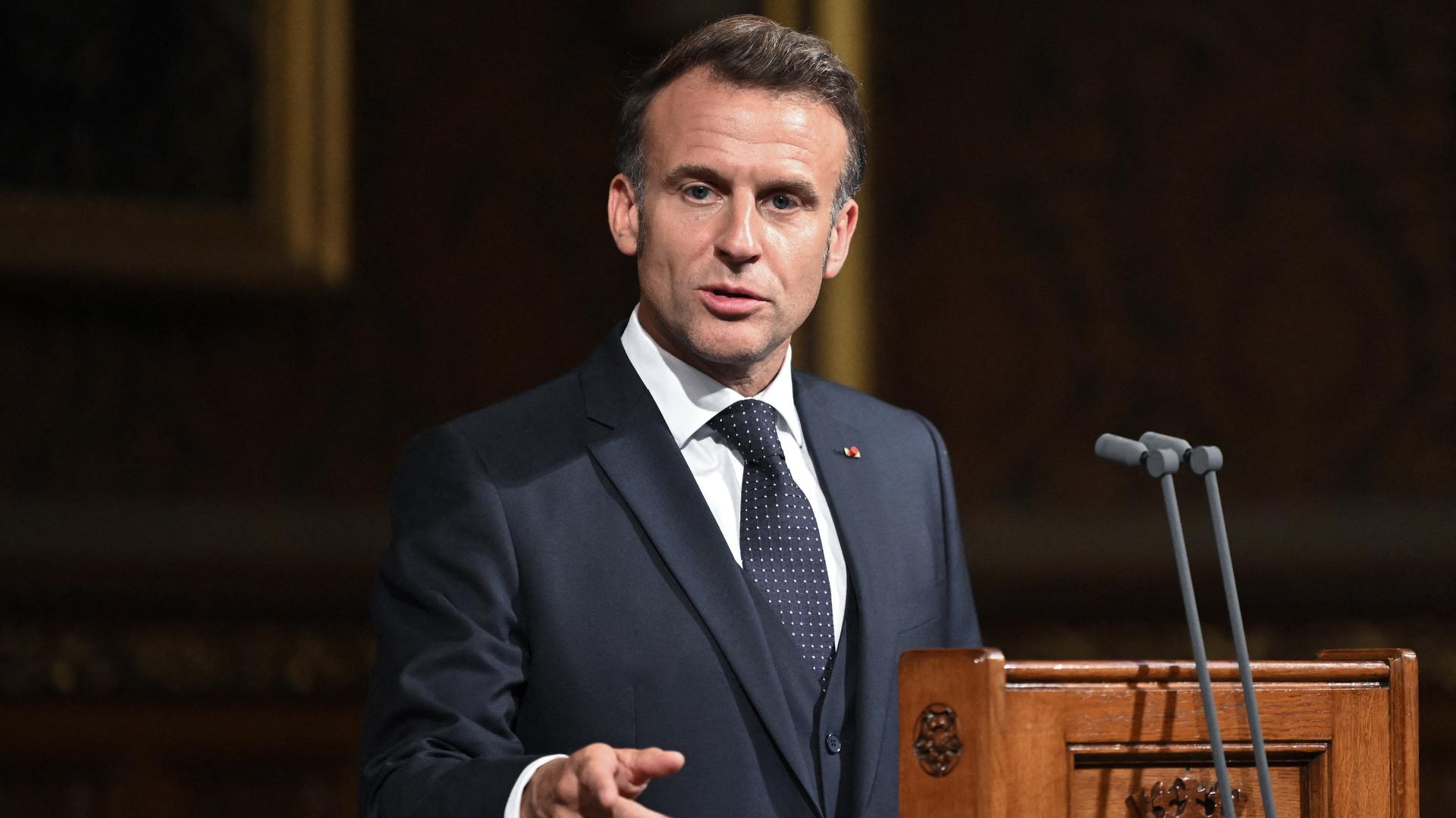Frankreichs Präsident Macron steht hinter einem Rednerpult, er gestikuliert mit der rechten Hand. Frankreichs Präsident Macron steht hinter einem Rednerpult, er gestikuliert mit der rechten Hand.