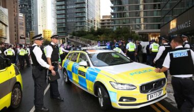 Four-star hotel in Canary Wharf prepares for arrival of 'hundreds' of asylum seekers with extra beds and mattresses brought in after protesters gathered outside