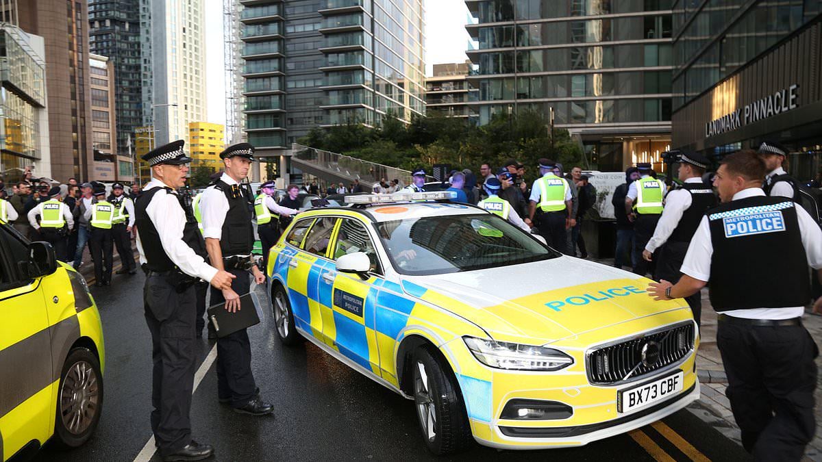 Four-star hotel in Canary Wharf prepares for arrival of 'hundreds' of asylum seekers with extra beds and mattresses brought in after protesters gathered outside