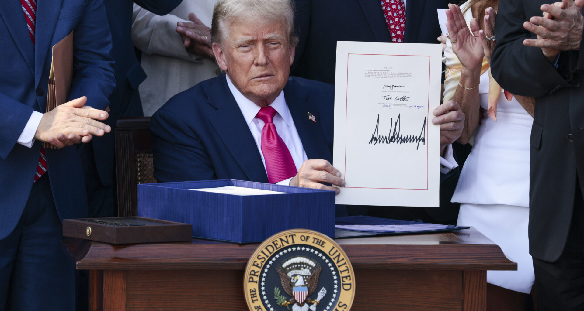 Trump celebra assinatura da "grande e bela lei" em festa com bombardeiros - Jornal de Notícias