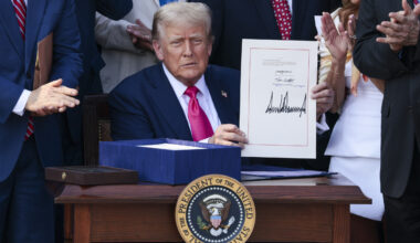 Trump celebra assinatura da "grande e bela lei" em festa com bombardeiros - Jornal de Notícias