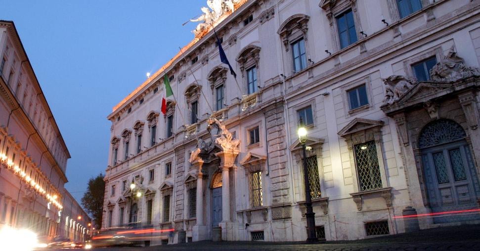 La Consulta costituzionale: illegittimo il tetto di 255mila euro annui per gli stipendi pubblici
