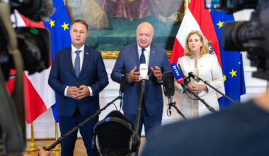 Bundeskanzler Christian Stocker, Vizekanzler Andreas Babler und Bundesministerin Beate Meinl-Reisinger beim Hintergrundgespräch „6 Monate Regierungsbilanz“