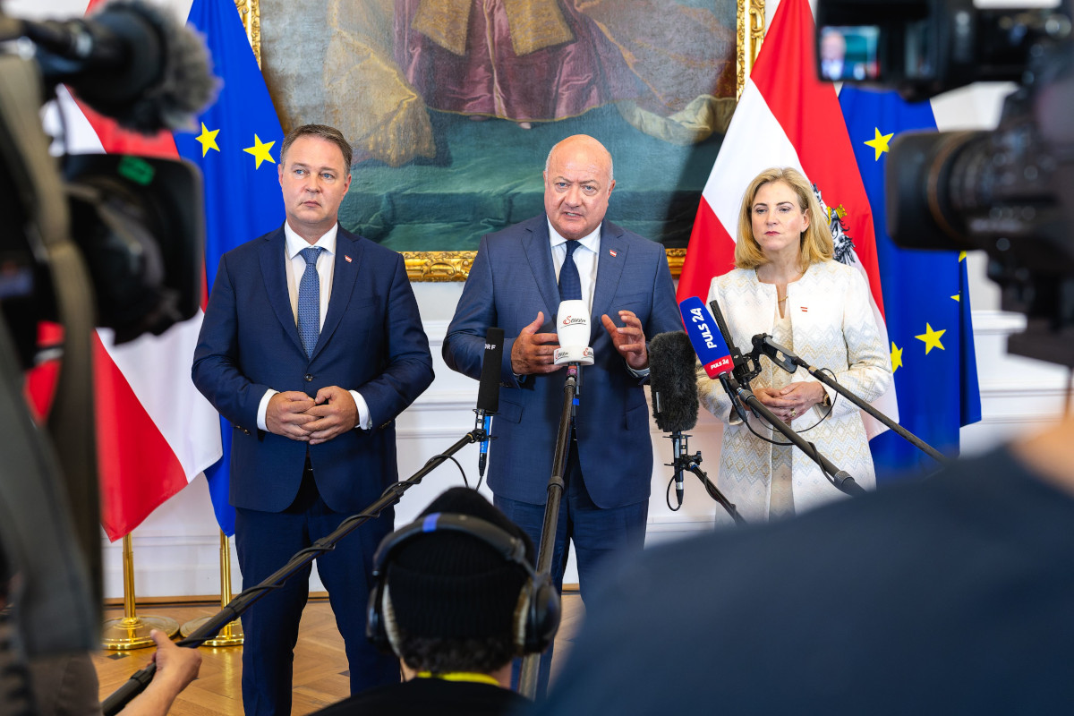 Bundeskanzler Christian Stocker, Vizekanzler Andreas Babler und Bundesministerin Beate Meinl-Reisinger beim Hintergrundgespräch „6 Monate Regierungsbilanz“