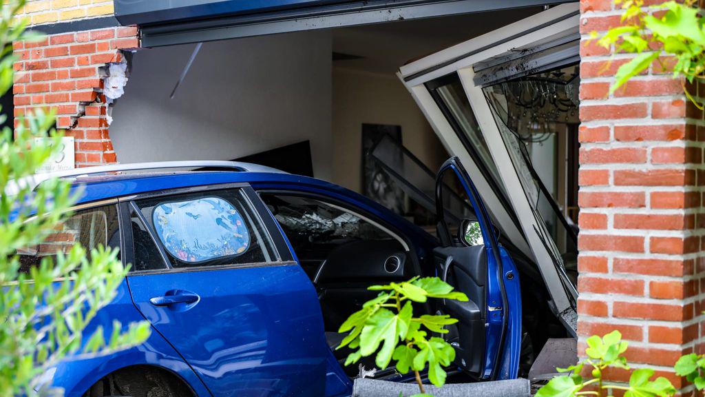 11-jarig meisje rijdt onder toezicht van ouders met auto huis in Hengelo in