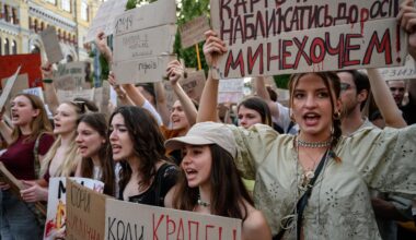 Putin weaponizes Ukrainian protests in bid to undermine Zelensky
