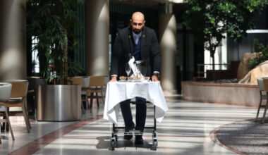 Hicham, le concierge marocain qui séduit les clients du Sofitel