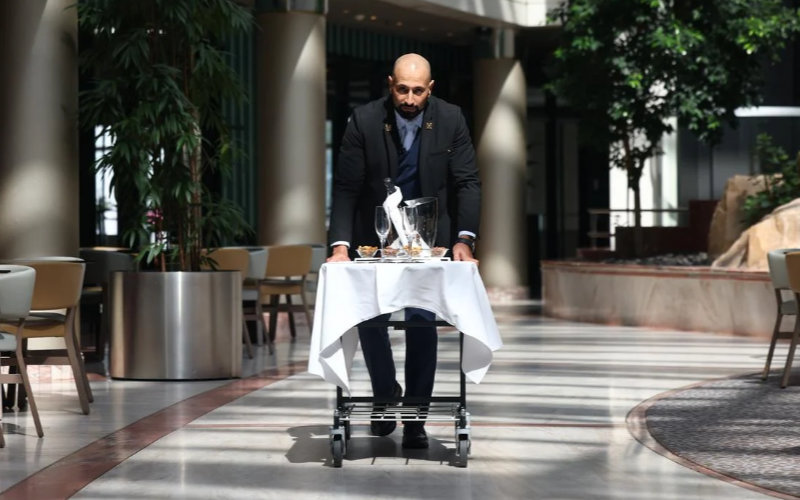 Hicham, le concierge marocain qui séduit les clients du Sofitel