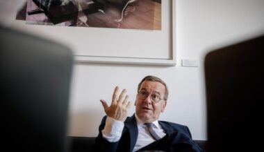 German defence minister calls on arms makers to deliver