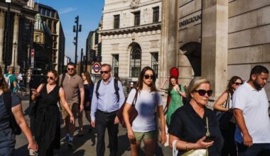 City workers pass the Bank of England