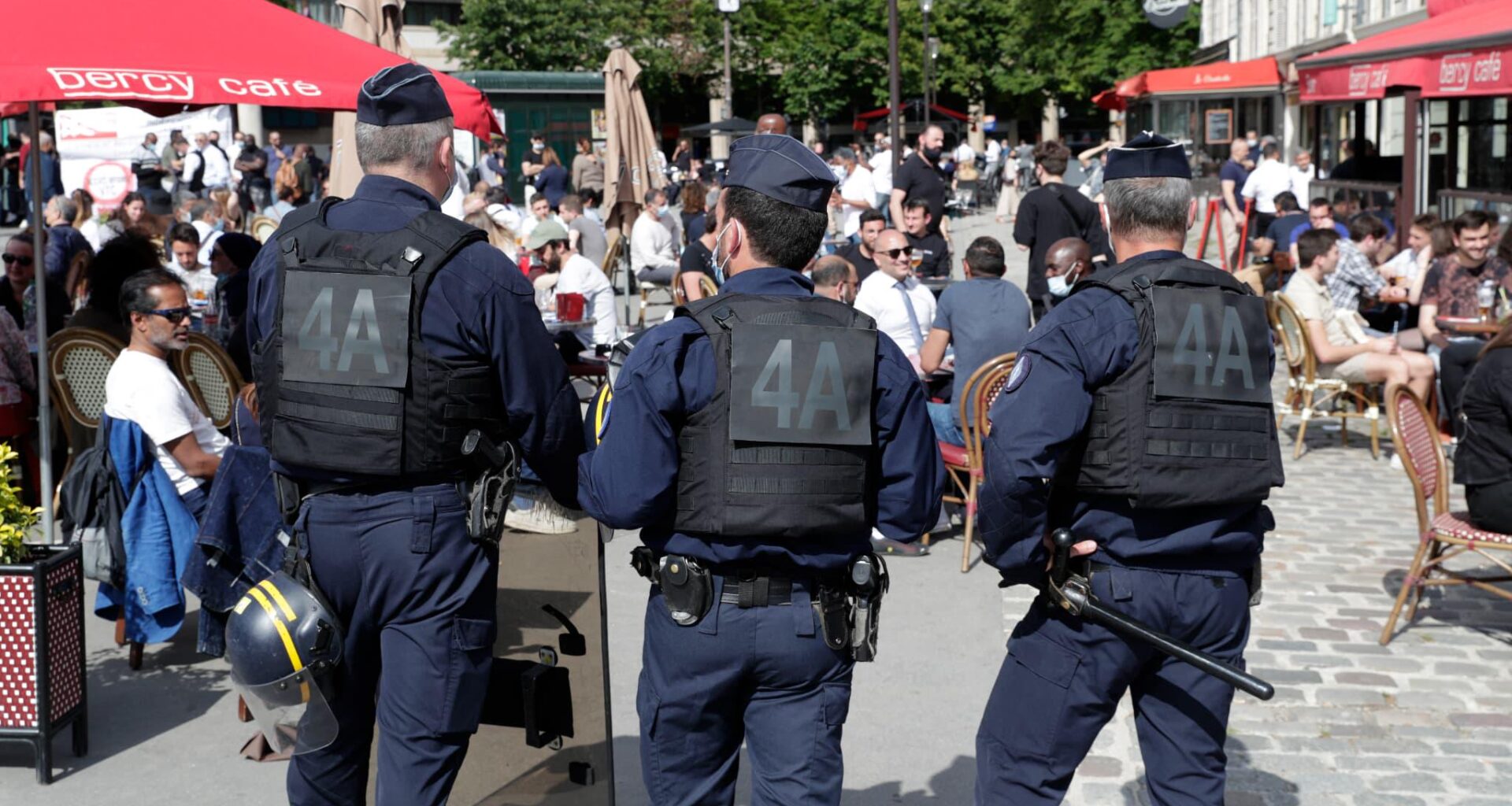 "Joachim ne peut pas mentir": la mère d'un homme autiste accusé à tort de piqûres sauvages témoigne