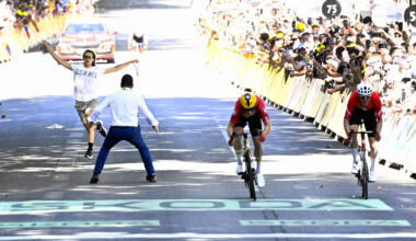 Tour de France à Toulouse. Un homme franchit la barrière et court à côté des coureurs à l'arrivée de l'étape