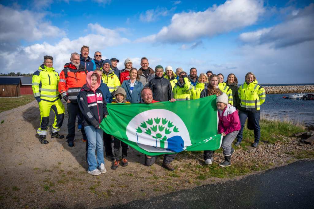 Gruppebilde av frivillige, samarbeidspartnere sammen på åpningen av Strandryddeuka 2024 på Frøya.