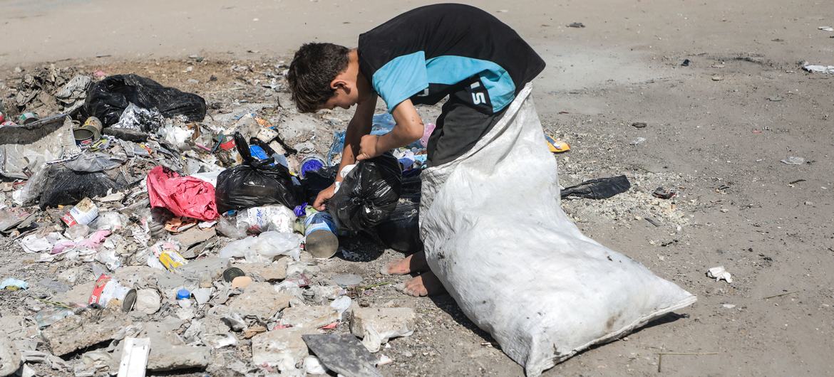 Un niño en Gaza busca en la basura objetos que puedan quemarse como combustible para la estufa.