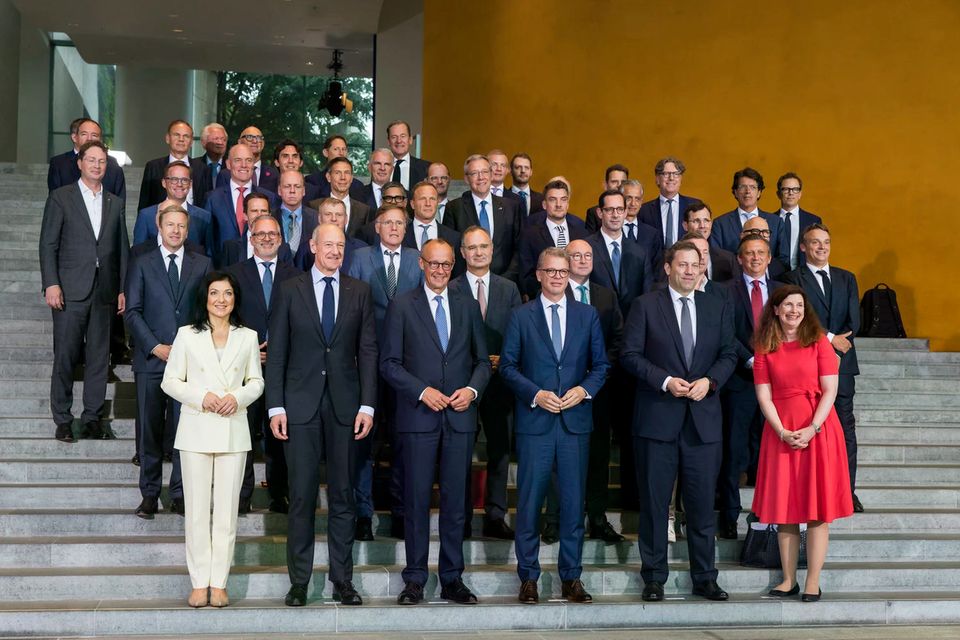 Gruppenfoto zum Investitionsgipfel im Kanzleramt  