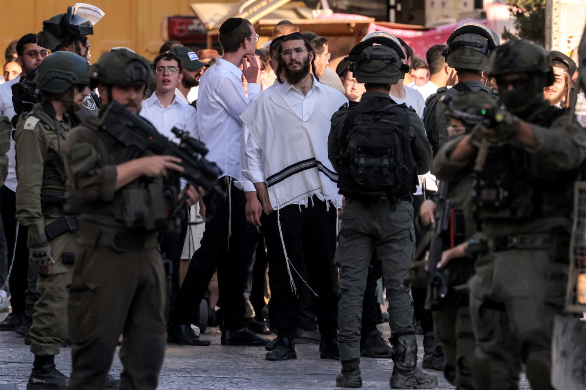Israeli, troops, escort, settlers