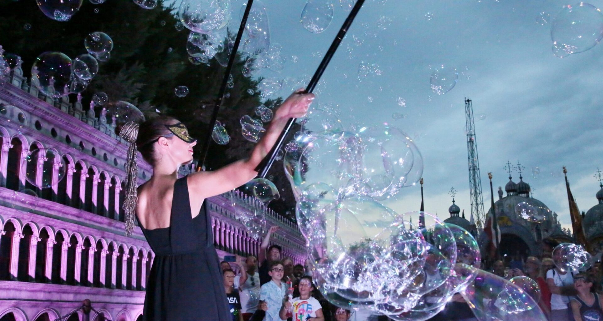 Tornano le serate "Divertente di Giorno, Magica di Notte" a Italia in miniatura