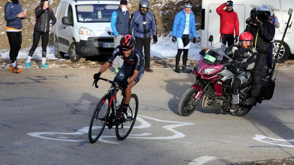 Ivan Sosa à l'assaut d'un Ventoux partiellement enneigé lors du Tour de La Provence 2021. Le Colombien s'imposera au chalet Reynard.