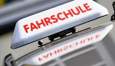 "Fast die Hälfte fällt durch die Führerscheinprüfung" - Bis zu 4500 Euro kostet die Ausbildung zum Führerschein. Zu viel, meint Bundesverkehrsminister Schnieder (CDU) und möchte gegensteuern. Ein Interview mit Ralf Nicolai vom Fahrlehrerverband.