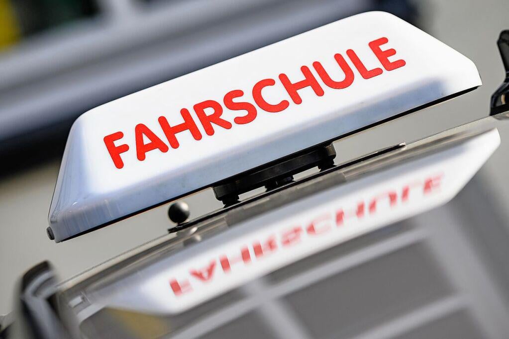 "Fast die Hälfte fällt durch die Führerscheinprüfung" - Bis zu 4500 Euro kostet die Ausbildung zum Führerschein. Zu viel, meint Bundesverkehrsminister Schnieder (CDU) und möchte gegensteuern. Ein Interview mit Ralf Nicolai vom Fahrlehrerverband.