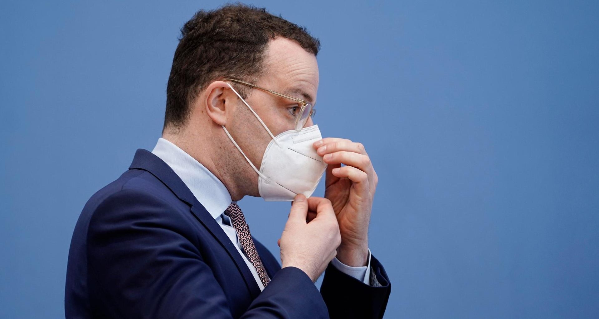 3. Dezember 2021, Berlin, Bundesgesundheitsminister Jens Spahn im Portrait beim Anziehen seiner Maske bei seiner letzten Bundespressekonferenz zum Thema Corona-Lage als Bundesgesundheitsminister