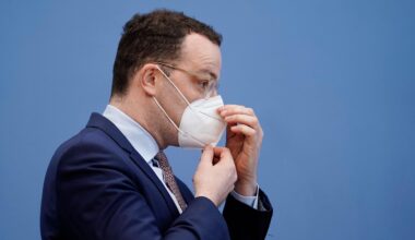 3. Dezember 2021, Berlin, Bundesgesundheitsminister Jens Spahn im Portrait beim Anziehen seiner Maske bei seiner letzten Bundespressekonferenz zum Thema Corona-Lage als Bundesgesundheitsminister