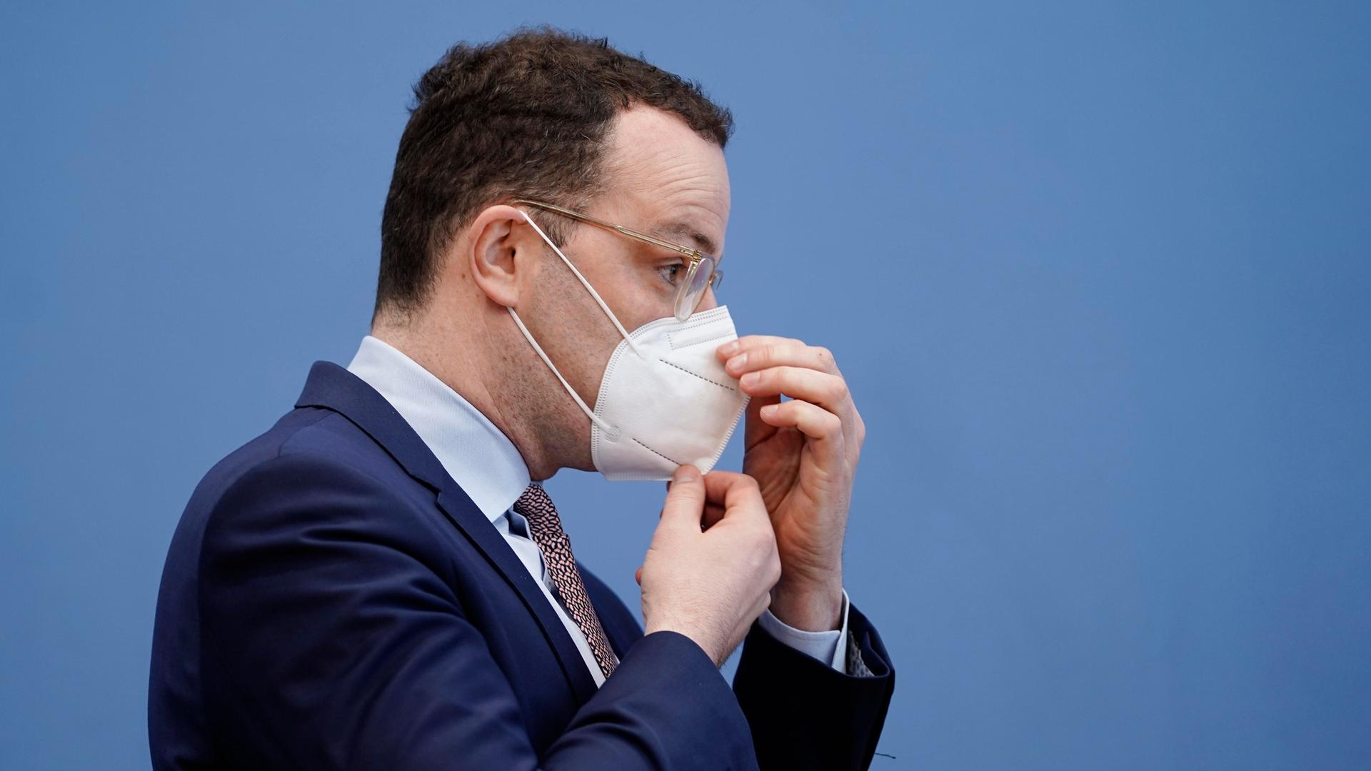 3. Dezember 2021, Berlin, Bundesgesundheitsminister Jens Spahn im Portrait beim Anziehen seiner Maske bei seiner letzten Bundespressekonferenz zum Thema Corona-Lage als Bundesgesundheitsminister 3. Dezember 2021, Berlin, Bundesgesundheitsminister Jens Spahn im Portrait beim Anziehen seiner Maske bei seiner letzten Bundespressekonferenz zum Thema Corona-Lage als Bundesgesundheitsminister