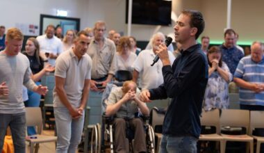 Van blindheid tot glutenallergie: wie is de omstreden gebedsgenezer die een eigen school begint?