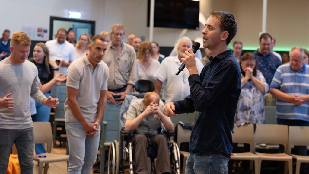 Van blindheid tot glutenallergie: wie is de omstreden gebedsgenezer die een eigen school begint?