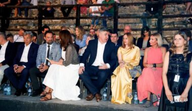 SPEKTAKL U PULI: Bella Ciao popraćena gromoglasnim pljeskom, stigao i bračni par Milanović, estradna zvijezda prvi put u karijeri otpjevala himnu