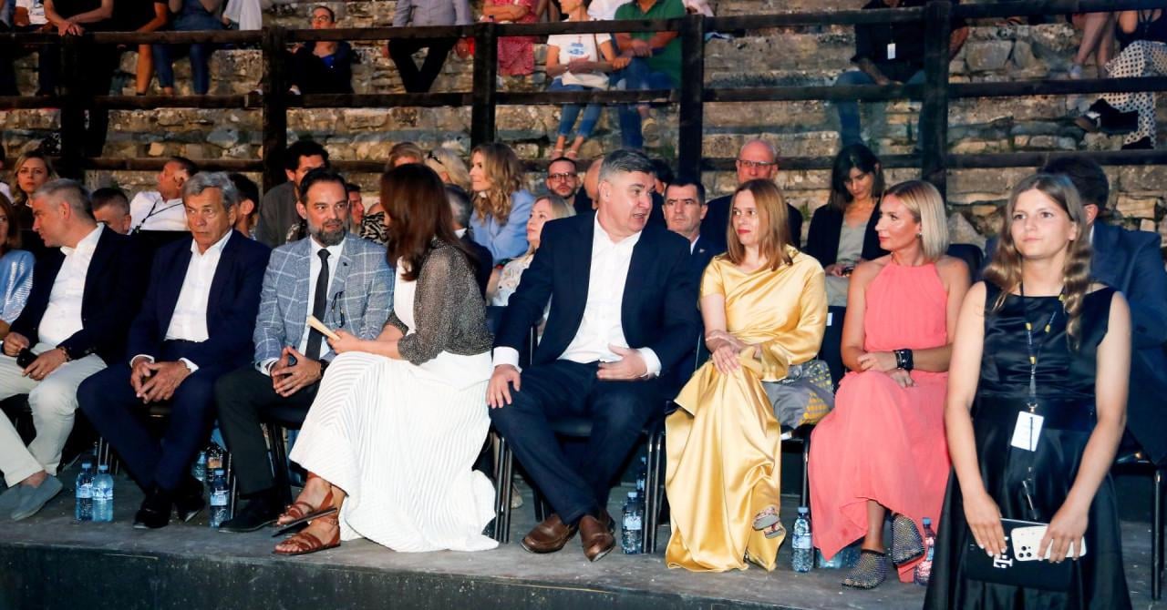 SPEKTAKL U PULI: Bella Ciao popraćena gromoglasnim pljeskom, stigao i bračni par Milanović, estradna zvijezda prvi put u karijeri otpjevala himnu
