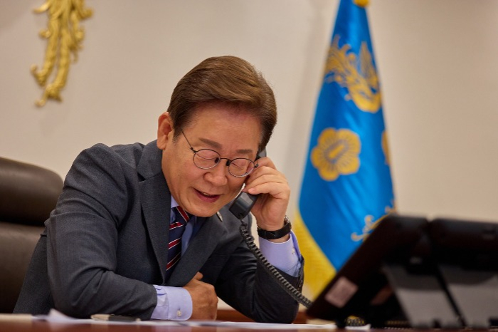 South Korea's President Lee Jae-myung speaks by phone with Vietnam’s President Luong Cuong on June 11, 2025 (Courtesy of South Korea's Presidential Office) 