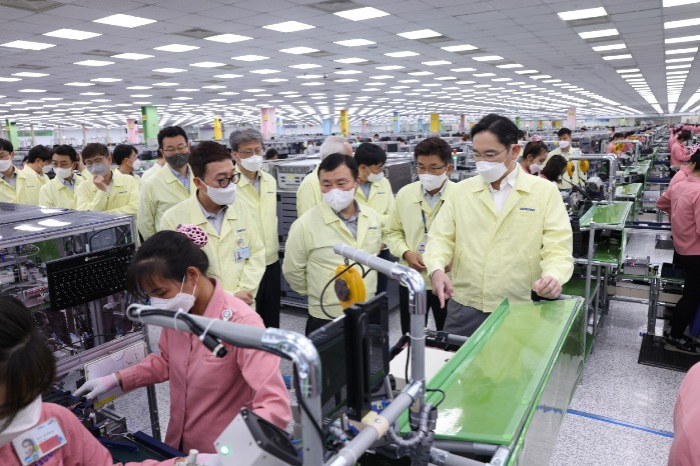 Samsung Electronics Chairman Jay Y. Lee (right) tours Samsung R&D center in Vietnam on Dec. 22, 2022 (Courtesy of Samsung Electronics)