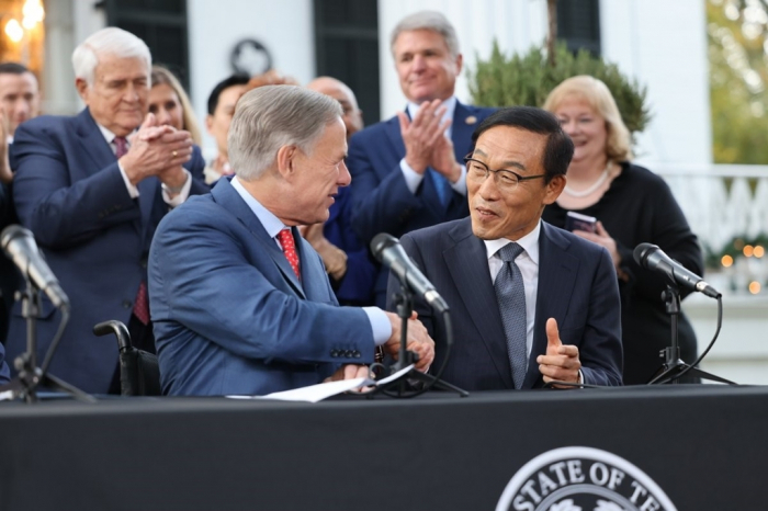 Greg Abbott (left), governor of Texas, shakes hands with Kinam Kim, former vice chairman and CEO of Samsung Electronics Device Solutions Division at an investment signing ceremony in 2021 (Courtesy of Samsung)