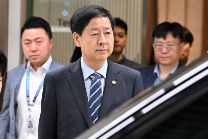 Finance Minister Koo Yoon-cheol (center) dropped his planned trip to the US last week as Washington aruptly canceled bilateral trade talks