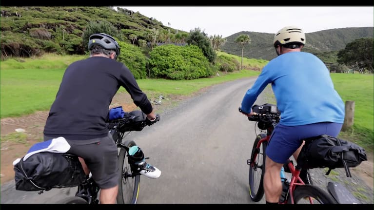 Kiwi Laurence Mote and Australian Huw Kingston are braving the elements to raise funds.