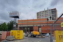 Výstavba KFC v americké ulici v Kladně bude koncem prázdnin finišovat. Občerstvení otevře v září.