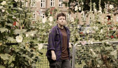 Det er ikke mine regnbueforældre, der har gjort mig transkønnet - Jeg er ofte stødt på fordommen, at min kønsidentitet på en eller anden måde skulle være blevet til i kraft af mit ophav. At queer-forældre påvirker deres børn til også at falde uden for normen – det er en kæmpe misforståelse